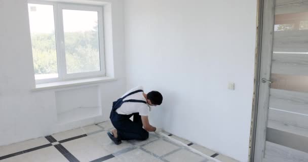 装修房屋时穿着白色制服粉刷墙壁的修理工 — 图库视频影像