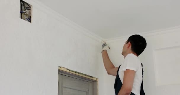 装修房间时 身穿白色制服粉刷墙壁的修理工 — 图库视频影像