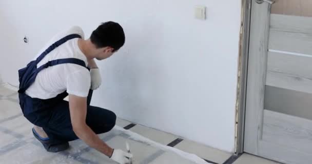 Reparatör Man Uniform Målning Vägg Vit Färg Med Borstar Samtidigt — Stockvideo