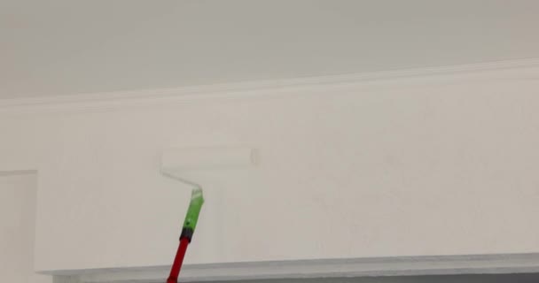 Reparador Hombre Pintura Pared Color Blanco Con Rodillo Durante Renovación — Vídeos de Stock
