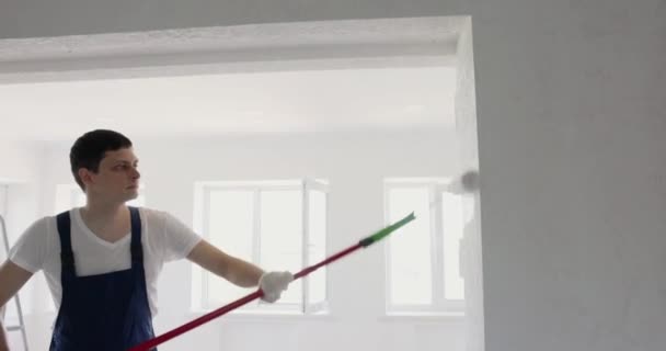 Casa Pintor Macacão Azul Está Pintando Parede Cor Branca Com — Vídeo de Stock