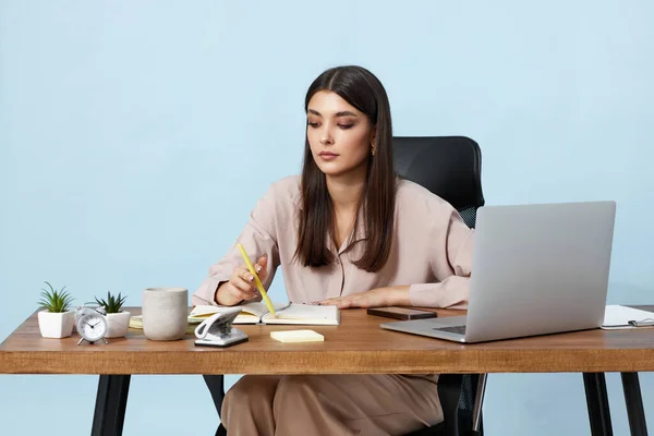 Snygg Affärskvinna Med Bärbar Dator För Online Arbete Vid Bordet — Stockfoto