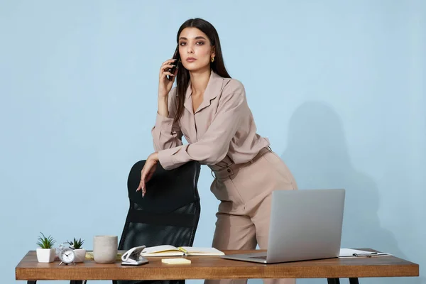 Fashionable Beautiful Female Manager Beige Suit Having Phone Conversation Client — Stock Photo, Image