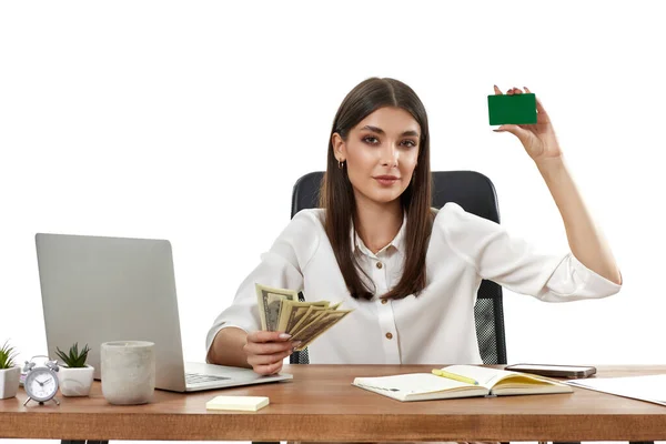 Mulher Negócios Bonita Segurando Dinheiro Cartão Plástico Mesa — Fotografia de Stock