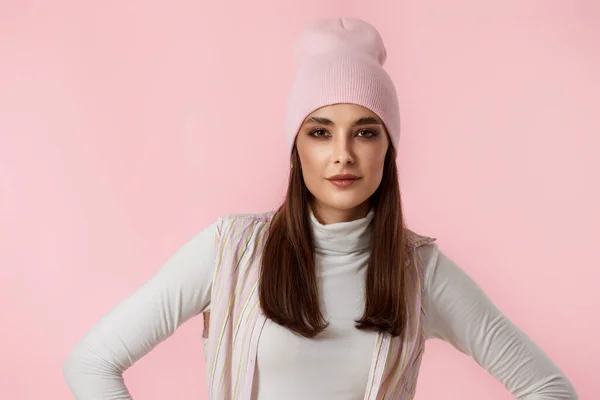Mulher Despreocupada Chapéu Rosa Camisa Olhando Para Câmera Fundo Rosa — Fotografia de Stock