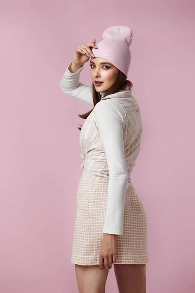 Модная Женщина Розовой Шляпе Рубашке Юбке Позирует Розовом Фоне — стоковое фото