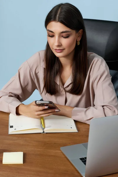 Bilgisayarla Çalışan Telefon Kullanan Güzel Bir Kadını — Stok fotoğraf