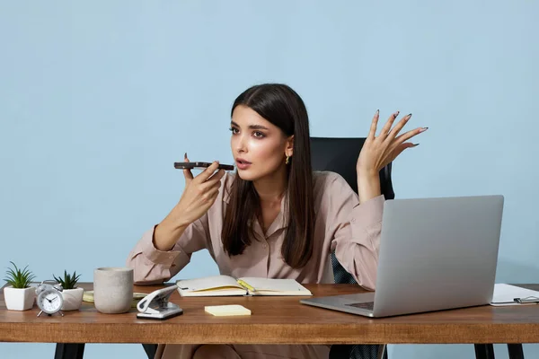 Wütende Geschäftsfrau Sitzt Auf Stuhl Schreibtisch Und Telefoniert Mit Laptop — Stockfoto