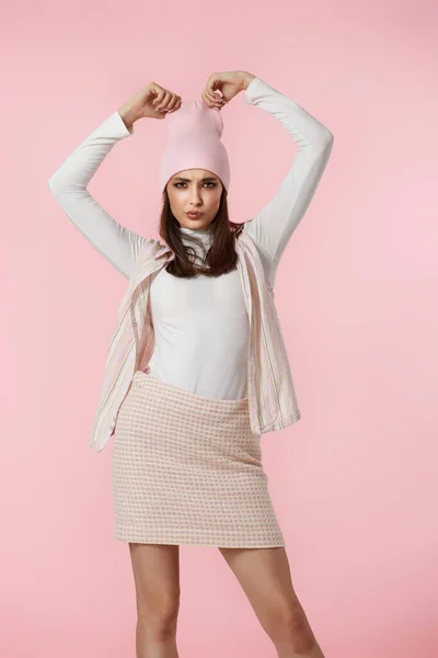 Modna Hipsterka Różowym Kapeluszu Koszuli Spódnicy Pozująca Pastelowym Różowym Tle — Zdjęcie stockowe