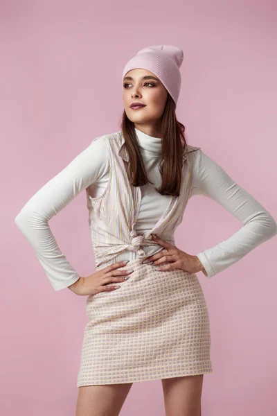 Mulher Nova Moda Chapéu Rosa Camisa Saia Posando Fundo Rosa — Fotografia de Stock