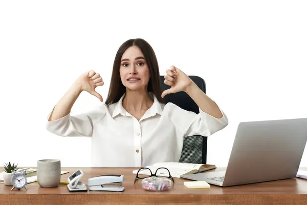 Affärskvinna Visar Tummen Ner Gest När Arbetar Kontoret — Stockfoto