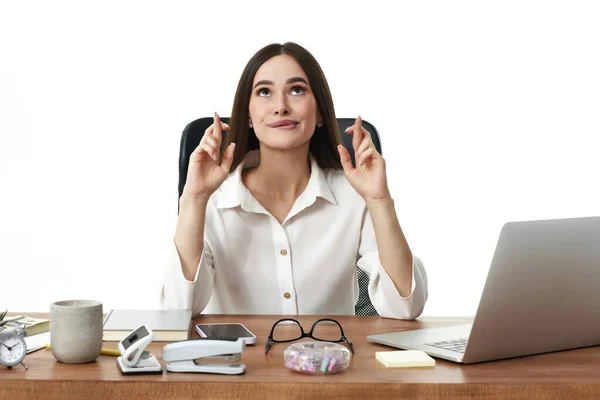 Piękna Businesswoman Pomocą Laptopa Pokazując Kciuki Szczęście — Zdjęcie stockowe