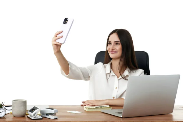 Szczęśliwy Piękny Młody Bizneswoman Bierze Selfie Biuro — Zdjęcie stockowe