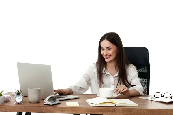 微笑的女经理用笔记本电脑上网工作和喝咖啡 — 图库照片