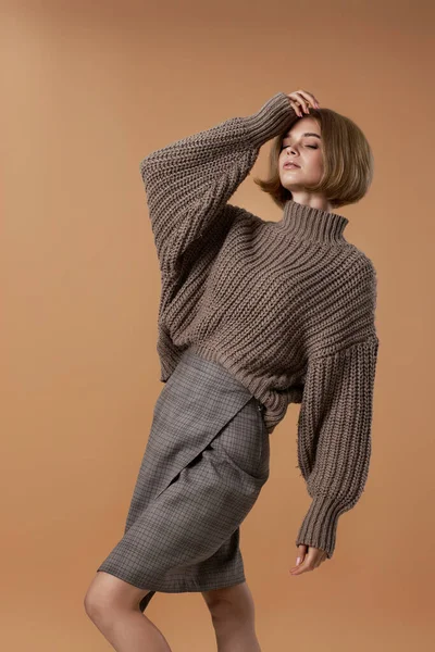 Beautiful Blonde Woman Brown Knitted Sweater Posing Beige Background Autumn — Stock Photo, Image