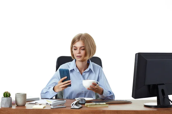 オフィスでコーヒーを飲む携帯電話を使用して美しいブロンドのビジネス女性 — ストック写真