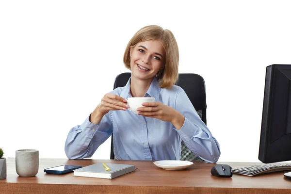 Χαμογελαστή Ξανθιά Επιχειρηματίας Χρησιμοποιώντας Υπολογιστή Υπολογιστή Πίνοντας Καφέ Στο Γραφείο — Φωτογραφία Αρχείου
