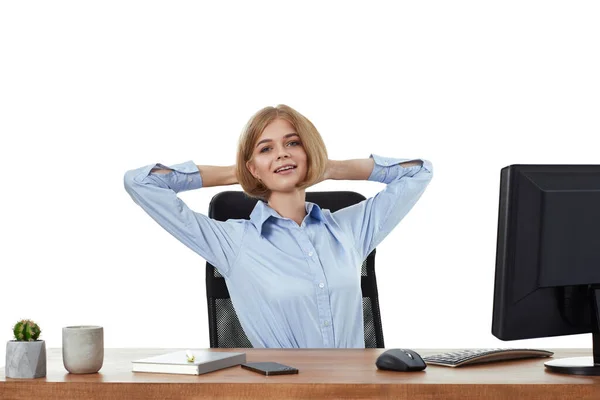 Zufriedene Blonde Geschäftsfrau Hält Die Hände Hinter Dem Kopf Sitzt — Stockfoto