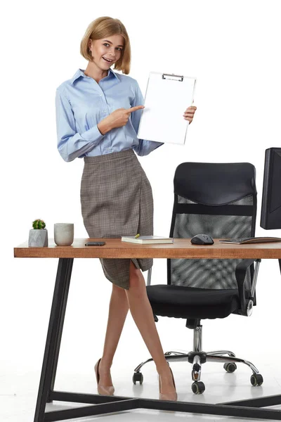 Glad Affärskvinna Formell Klädsel Som Visar Tom Skrivtavla Kontoret — Stockfoto