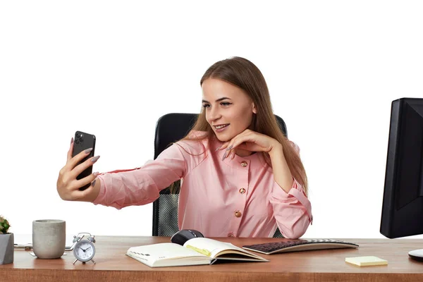 Szczęśliwy Piękny Młoda Kobieta Różowy Koszula Bierze Selfie Biuro — Zdjęcie stockowe