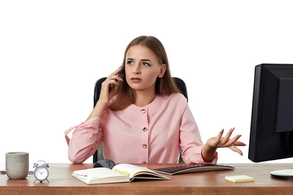Zdenerwowany Brunetka Biznes Kobieta Różowy Koszula Mając Telefon Rozmowa Biuro — Zdjęcie stockowe