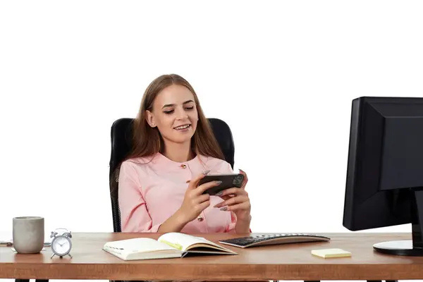 Ofiste Telefon Kullanan Çekici Genç Bir Kadını — Stok fotoğraf