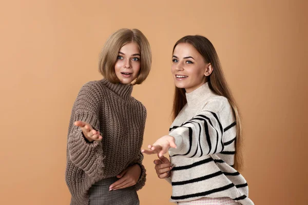 Två Kvinnor Vänner Tillsammans Casual Kläder Peka Pekfingret Sidan Beige — Stockfoto