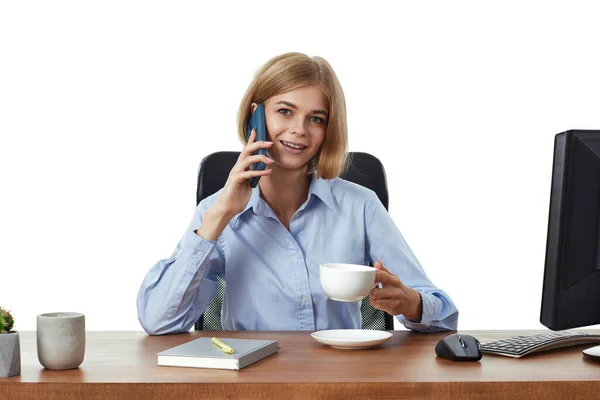 電話を使用してブロンドのビジネス女性 オフィスでコーヒーを飲む — ストック写真