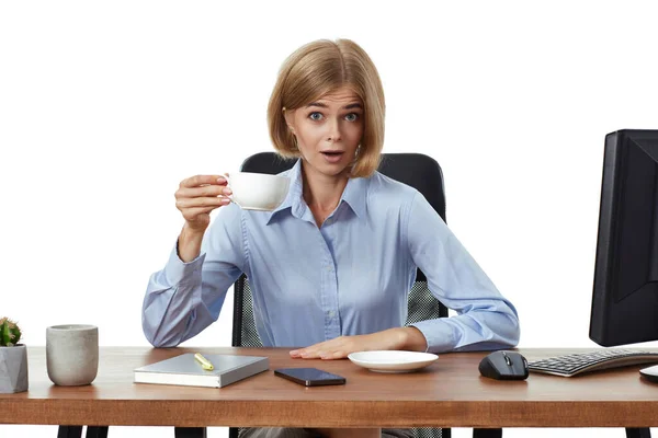 Zaskoczony Blondynka Biznes Kobieta Pomocą Komputera Picie Kawy Biurze — Zdjęcie stockowe