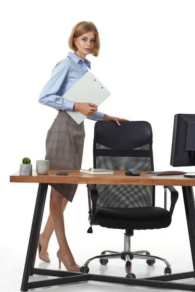 オフィスのクリップボードが付いている正式な摩耗の美しい実業家 — ストック写真