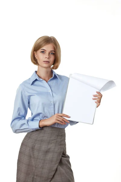白い背景に空のクリップボードを示す正式な着用でブロンドのビジネス女性の肖像画 — ストック写真