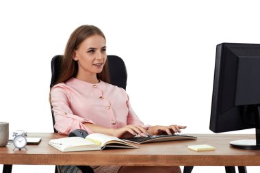 Güzel bayan yönetici ofisteki internet işi için bilgisayar kullanıyor.