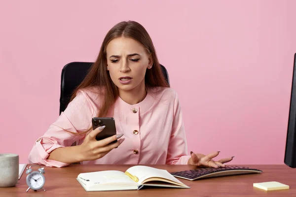 Enojado Molesto Mujer Negocios Nerviosa Usando Teléfono Sobre Fondo Rosa —  Fotos de Stock