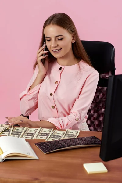 Hübsche Frau Zählt Geld Und Telefoniert Während Sie Auf Einem — Stockfoto