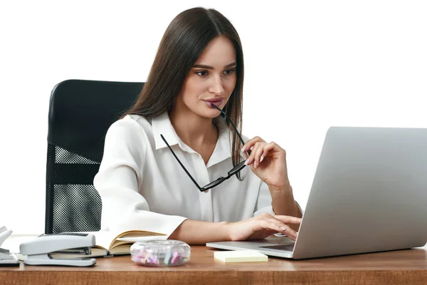 漂亮的女商人用手提电脑上网工作 — 图库照片