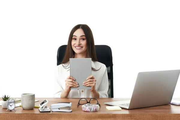 漂亮的微笑的女经理拿着笔记本在办公室里 — 图库照片