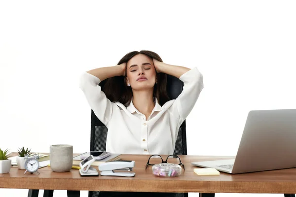 Triste Mujer Negocios Tienen Dolor Cabeza Utilizando Ordenador Portátil Oficina —  Fotos de Stock