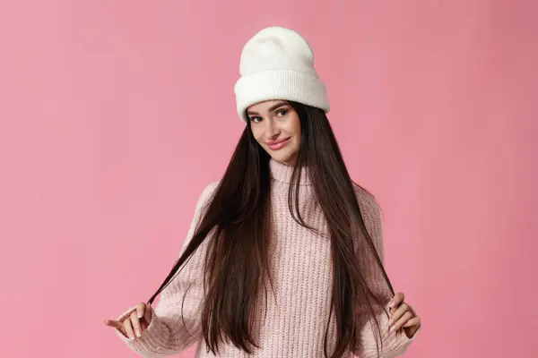 Bonita Jovem Mulher Chapéu Branco Suéter Rosa Olhando Para Câmera — Fotografia de Stock