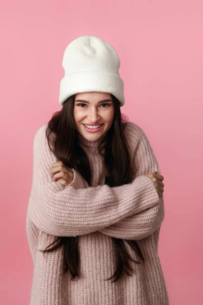Bonita Mulher Chapéu Branco Suéter Abraçando Sorrindo Sentindo Feliz Fundo — Fotografia de Stock