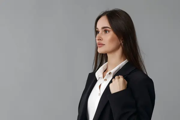 Gri Arkaplanda Siyah Ceketli Beyaz Gömlekli Güzel Bir Kadın Var — Stok fotoğraf