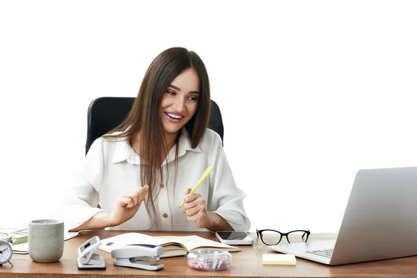 漂亮的女商人在给客户的视频通话中 坐在桌旁的椅子上 使用笔记本电脑 — 图库照片