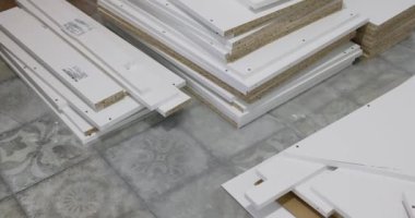 Mutfak malzemesi. Beyaz MDF panelleri yerde yatıyor. inşaat malzemesi
