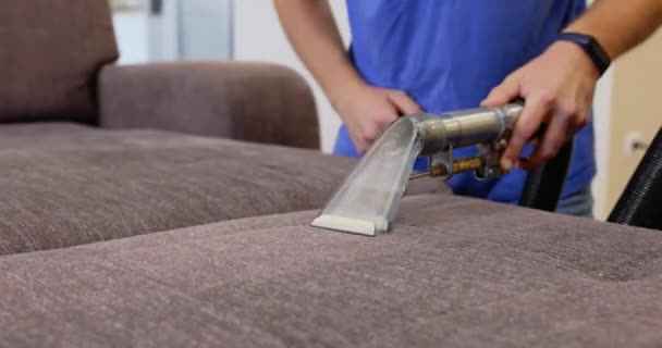 用专业的洗涤真空吸尘器干洗沙发室内装饰 — 图库视频影像