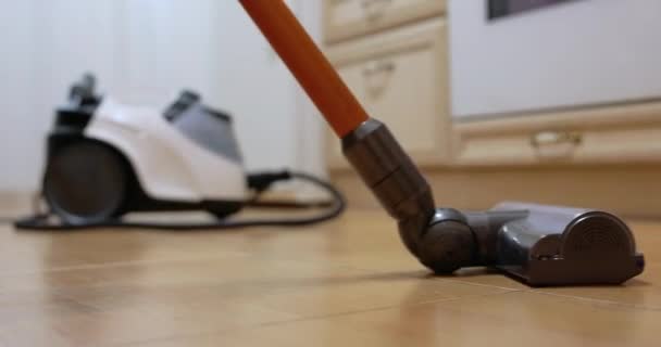 タイル床のコードレス掃除機のクローズアップ — ストック動画