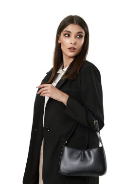 Siyah ceketli güzel bir kadın beyaz arka planda izole edilmiş.