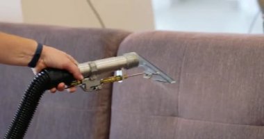 Kanepenin döşemesini profesyonel elektrikli süpürgeyle kuru temizlemeye verdim..