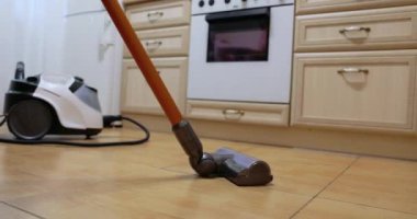 Döşemede kablosuz elektrik süpürgesi var..