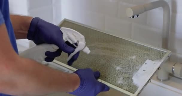 现代厨房用瓶装水喷洒清洗炉罩铝网过滤器 — 图库视频影像