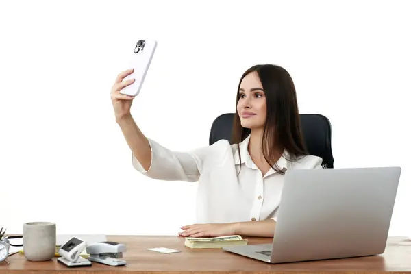 Heureux Belle Jeune Femme Affaires Prend Selfie Dans Bureau — Photo