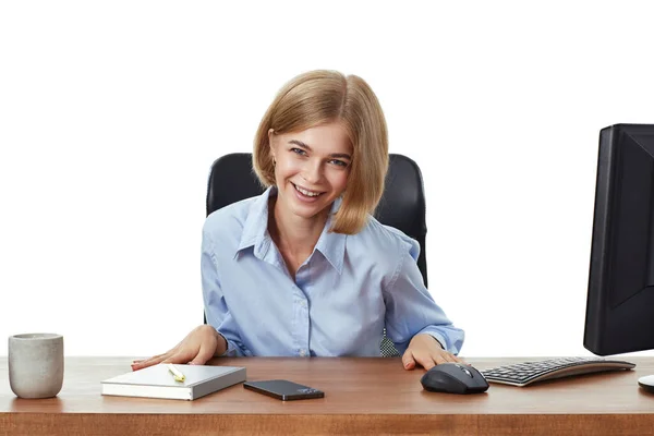 Szczęśliwy Śmiech Biznes Kobieta Niebieski Koszula Patrząc Kamery Biurze — Zdjęcie stockowe